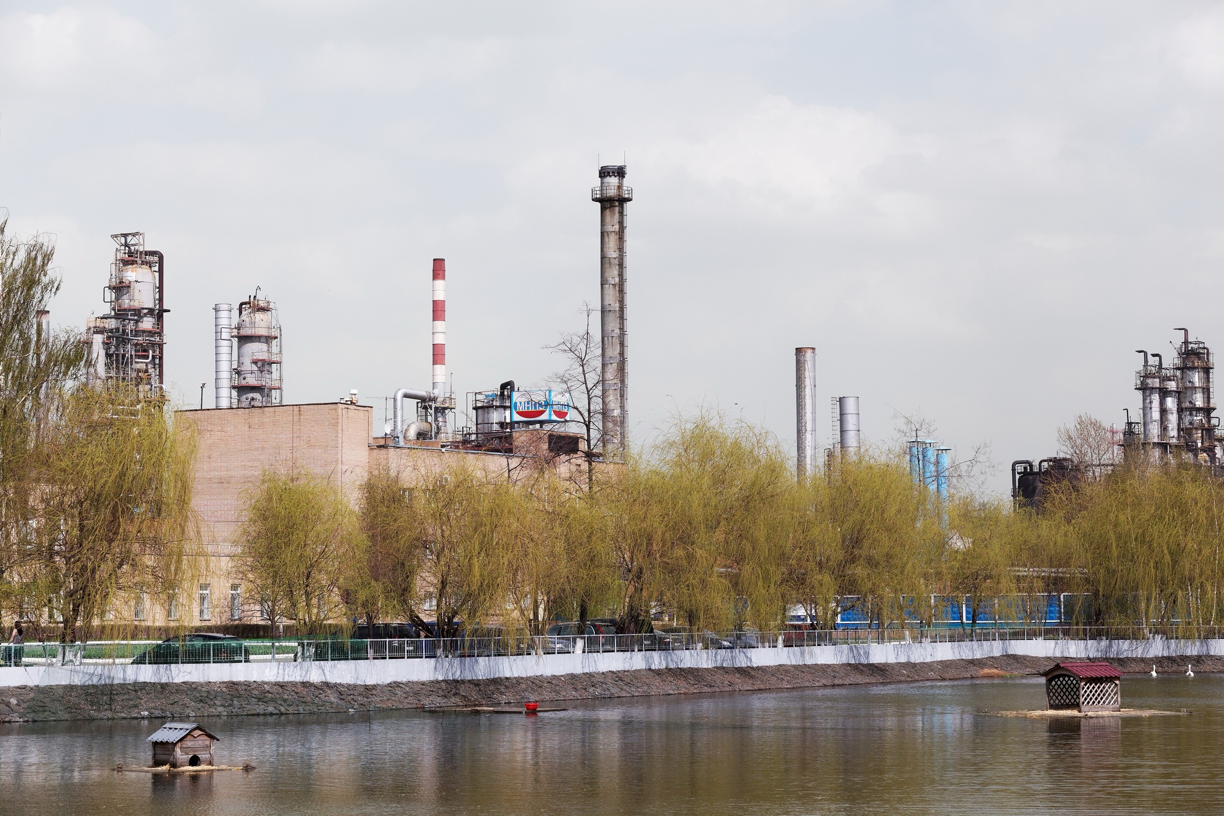 Нефтеперерабатывающий завод: ректификационные колонны и трубопроводы